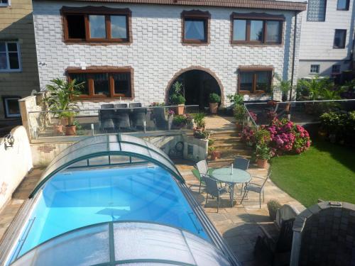 玛丽亚塔费尔豪斯里贾纳酒店的一座带游泳池和庭院的房子