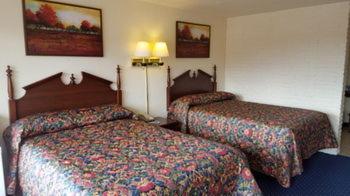 布莱克斯堡布莱克斯堡红毯汽车旅馆的一间酒店客房,房间内设有两张床