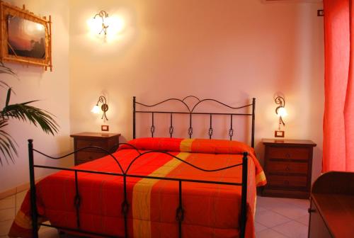 科尔萨诺诺提萨伦汀酒店的一间卧室配有床和2个床头柜
