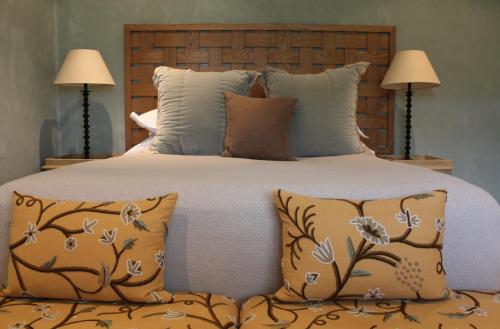 斯昆斯昆公寓的一间卧室配有一张带枕头的大床