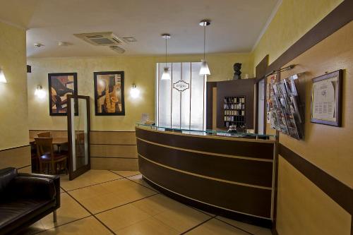 罗马里瑞科酒店的餐厅的酒吧,带长凳和桌子
