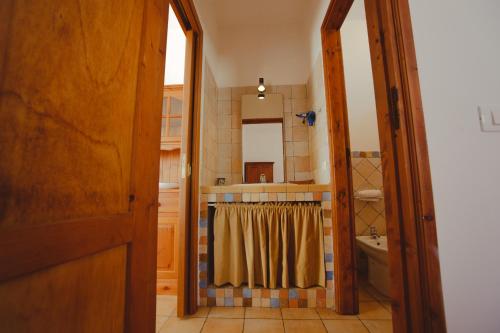圣维托罗卡波SanvitoTour - Le Terrazze的带淋浴和盥洗盆的浴室