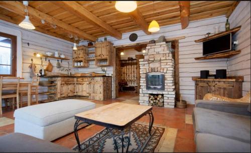 SemeliškėsDabintos slėnis的客厅配有桌子和壁炉