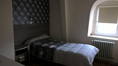 艾克斯莱班安纳波利斯酒店的一间小卧室,配有床和窗户