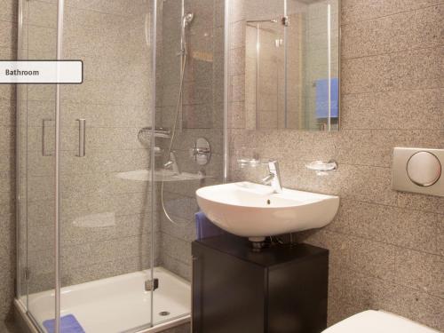 切勒里纳全能酒店 - 旅馆住宿/瑞士小屋的一间带水槽和玻璃淋浴的浴室