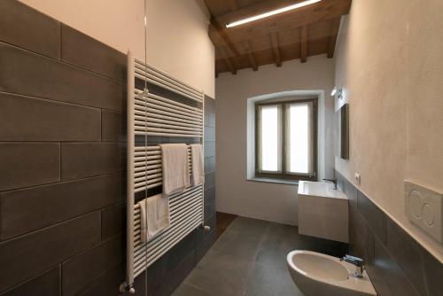 皮斯托亚Pistoia Nursery Campus - agriturismo in città的一间带水槽、卫生间和镜子的浴室