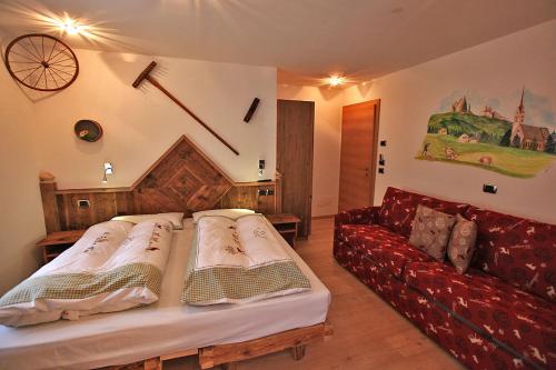 维哥迪法萨嘎尼拉丁酒店的客厅配有床和沙发