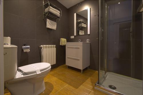 莱昂Hostal Misericordia的一间带卫生间和淋浴的浴室