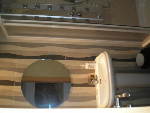 索里亚林孔德加拉酒店的一间带水槽和镜子的卫生间的浴室