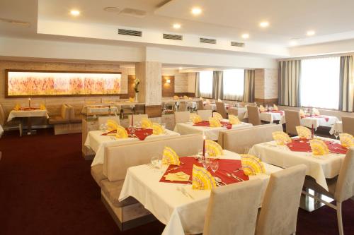 巴特沃里斯霍芬库尔 - 佛尔齐康体酒店的用餐室配有白色的桌子和白色的椅子
