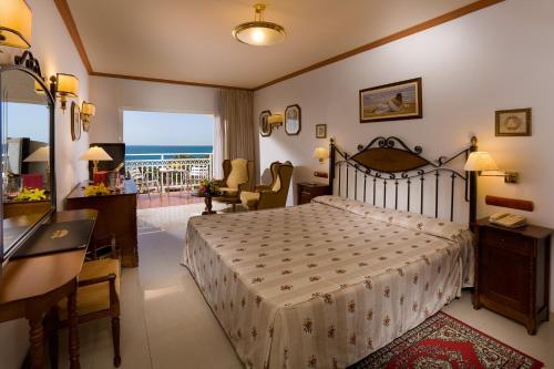 圣阿古斯丁圣奥古斯丁海滩俱乐部酒店的一间卧室设有一张床和一个海景阳台