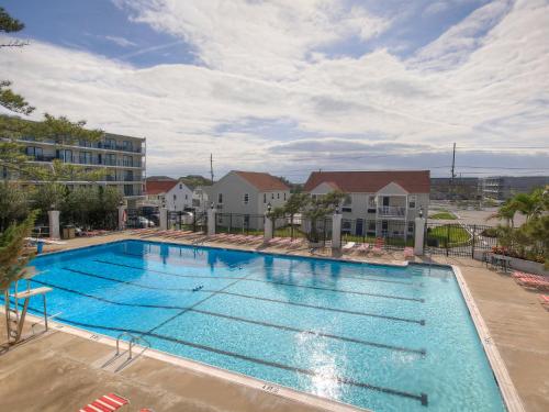 大洋城沙中城堡酒店的享有酒店游泳池的顶部景色