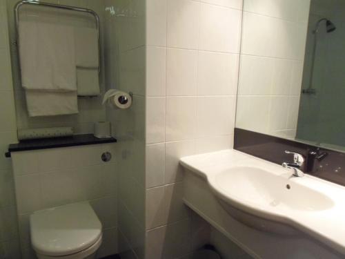 坎伯利湖畔国际酒店的一间带水槽、卫生间和镜子的浴室