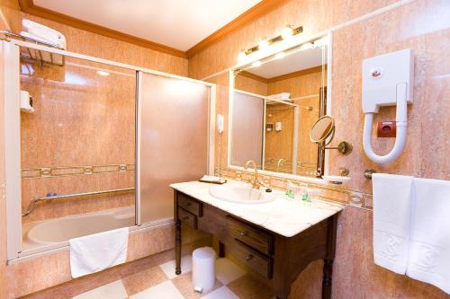 圣阿古斯丁圣奥古斯丁海滩俱乐部酒店的一间带水槽、淋浴和镜子的浴室
