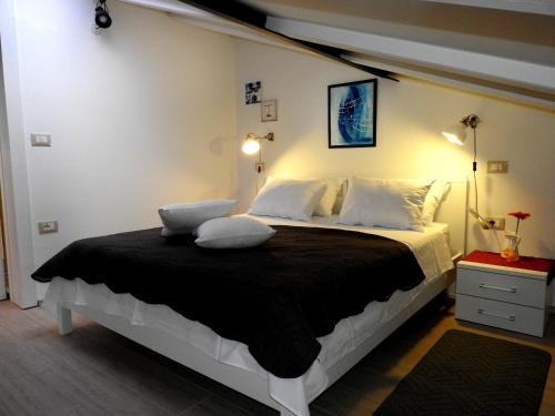 罗维尼Delight Loft的一间卧室配有一张大床和两个枕头