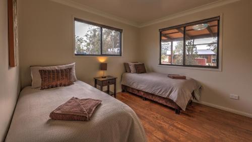 史丹霍普萨莫尔维尔谷旅游公园及度假村的一间卧室设有两张床和窗户。