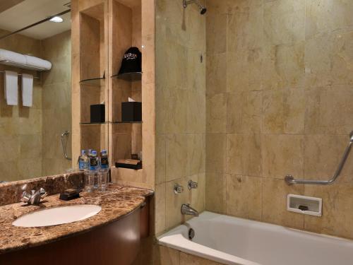 美娜多阿雅度塔酒店的一间浴室