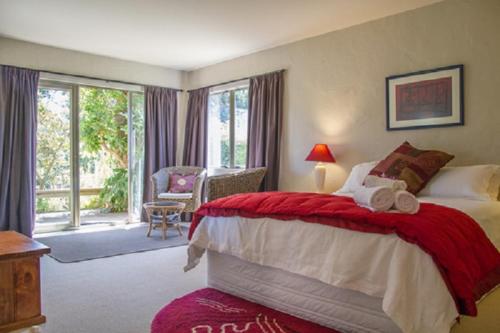 怀蒂昂格Taigh na Mara Bed and Breakfast的一间卧室配有一张带红色毯子的大床