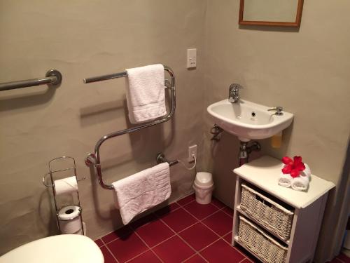 怀蒂昂格Taigh na Mara Bed and Breakfast的浴室配有盥洗盆、卫生间和盥洗盆。