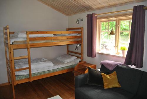 奥萨Orsastuguthyrning - Stenberg的客厅配有双层床和沙发。