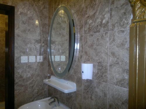 延布شقق ضيافة خاصة的一间带水槽和镜子的浴室