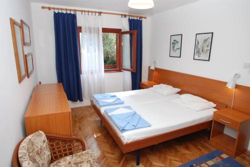 布德瓦Holiday Home Olive Tree的一间卧室设有一张大床和一个窗户。