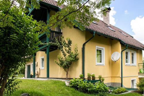 巴德哥依斯恩Landhaus HALLSTATT FEELING - Apartment - Self Check-in的绿色装饰的黄色房子