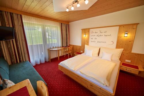 斯拉德明福鲁克斯佩克劳克霍夫旅馆的卧室配有一张挂有墙上标志的床