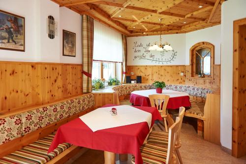 斯拉德明福鲁克斯佩克劳克霍夫旅馆的餐厅设有两张带红色桌布的桌子