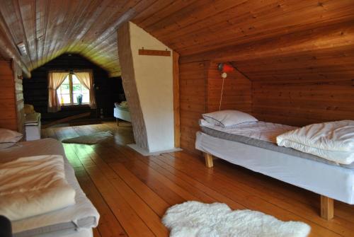 奥萨Orsastuguthyrning-Oljonsbyn的小木屋内一间卧室,配有两张床