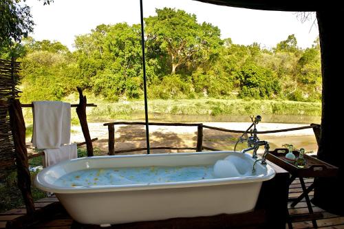Aitong马拉探险帐篷营地酒店的河景浴缸