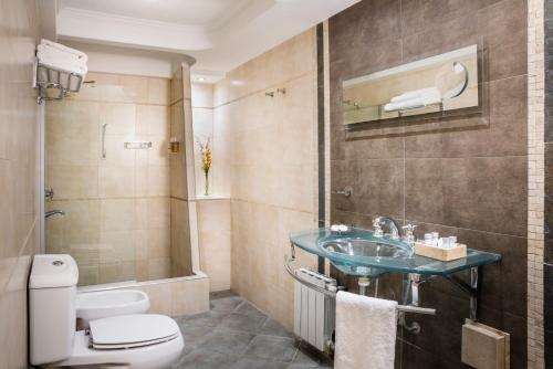 门多萨蒙塔纳斯阿祖勒斯公寓式酒店的一间带水槽和卫生间的浴室