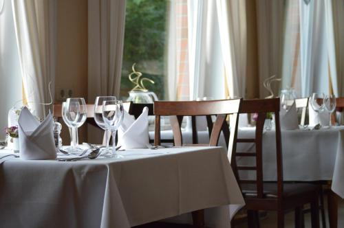 朗灵恩兰德盖斯特豪弗艾尔乐帕蒂尔斯酒店的两张桌子,上面有酒杯和餐巾