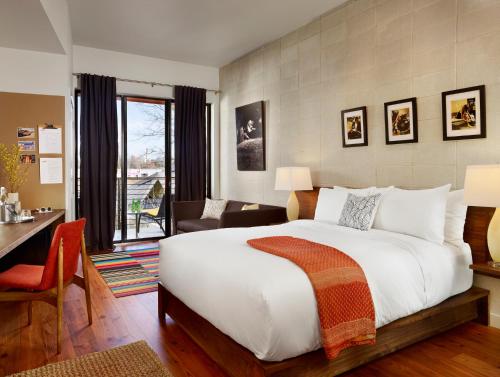 奥斯汀海伍德酒店的酒店客房设有一张大床和一张书桌。