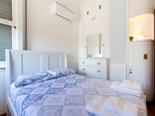 里约热内卢Apartamento Atlantica Rio的一间卧室配有一张带蓝色和白色棉被的床