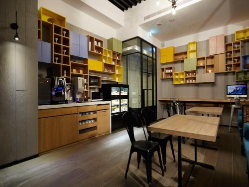 台北天云旅栈台北基河馆的一间厨房,内设一张木桌和椅子