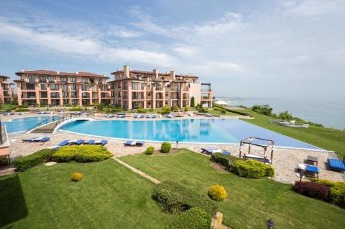 托波拉卡利亚科里亚度假酒店的一座带大型游泳池的度假村