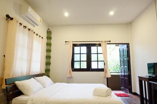 清迈奇塔万旅馆的一间卧室设有一张床和一个窗口
