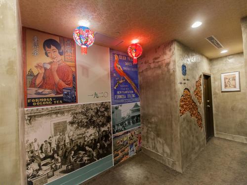 台北建山大旅社的建筑墙上挂有海报的走廊