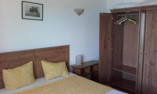 康斯坦察Apartment Nucu I的一间卧室配有一张带黄色枕头的床和橱柜。