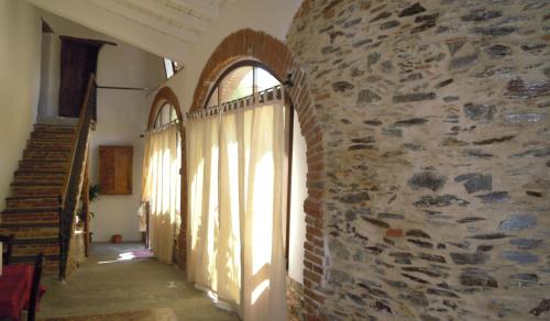 穆拉沃拉Il Portico Guesthouse的带有石墙的建筑走廊