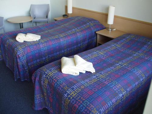 诺德堡诺德堡酒店的两张位于酒店客房的床,配有毛巾