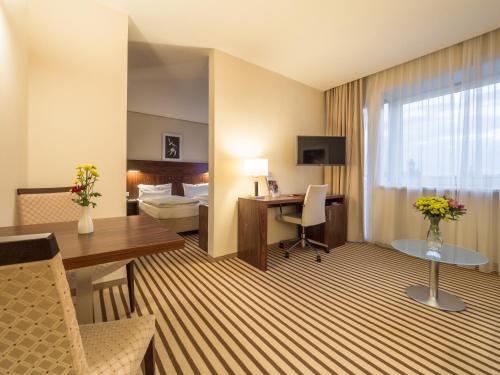 开姆尼茨歌剧酒店的酒店客房配有书桌和床。