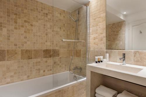 邦多勒Le Fregate Provence的带浴缸、水槽和淋浴的浴室