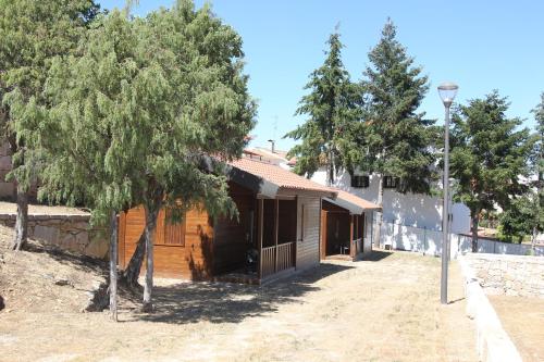米兰达·杜·杜罗Douro Camping的前面有树木的木屋