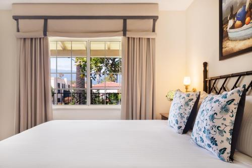 米洛圣巴巴拉酒店客房内的一张或多张床位