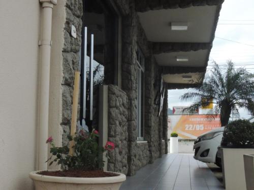 南河镇Hotel Demarchi的人行道上花盆里的石头建筑