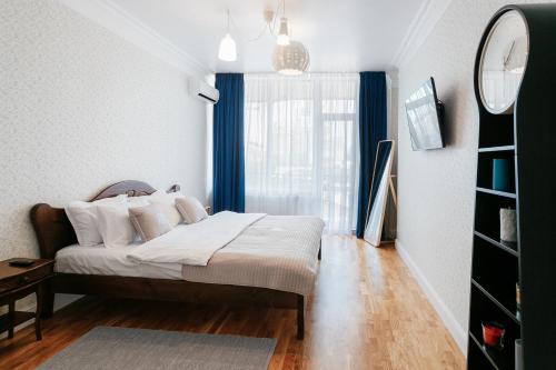 敖德萨Royal Flowers Apartments的一间卧室设有一张床和一个窗口