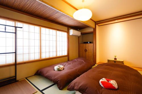 京都清水寺旅馆的一间卧室设有两张床和窗户。
