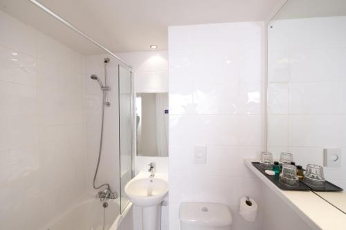 格拉斯哥格拉斯哥西区莱昂纳多酒店的白色的浴室设有卫生间和水槽。